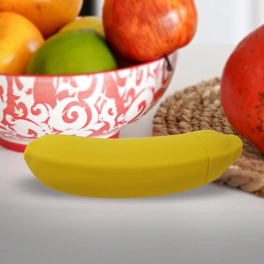 Sextoy vibrant en forme de banane, vue de côté avec texture lisse.